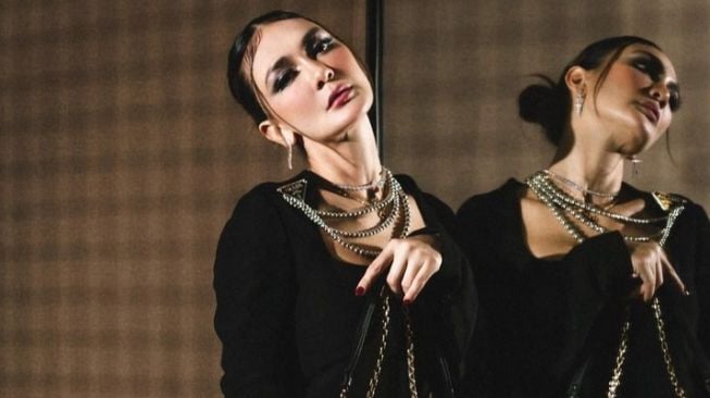 Pemotretan Luna Maya Pakai Luxury Brand (Instagram/@lunamaya)