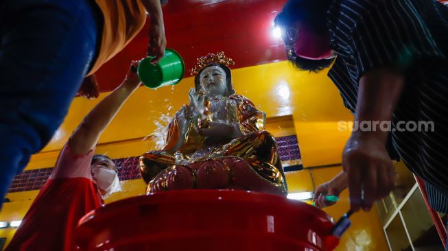 Warga Tionghoa melakukan ritual mandi rupang yakni membersihkan patung dewa dewi di Wihara Amurva Bhumi, Kuningan, Jakarta Selatan, Sabtu (14/1/2023). [Suara.com/Alfian Winanto]