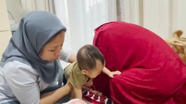  Potret Rayyanza Belajar Salat (YouTube/Rans Entertainment)