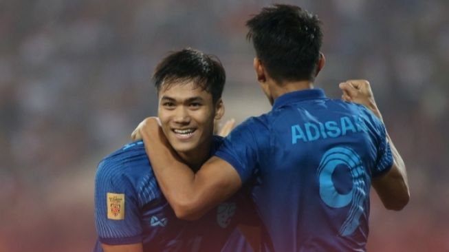 Pemain timnas Thailand, Poramet Arjvirai (kiri) bersama dengan rekannya, Adisak Kraisorn saat merayakan gol yang dicetak ke gawang Vietnam pada laga leg pertama final Piala AFF 2022 di My Dinh National Stadium, Hanoi, Vietnam hari Jum'at (13/1/2023) malam waktu setempat. (Twitter/@theaseanball)