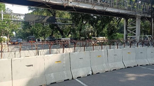 Jalan Menuju Istana Ditutup Kawat Berduri dan Barrier Beton Jelang Demo Partai Buruh