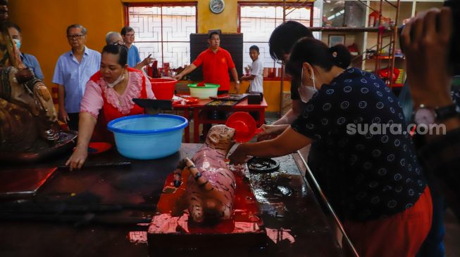 Warga Tionghoa melakukan ritual mandi rupang yakni membersihkan patung dewa dewi di Wihara Amurva Bhumi, Kuningan, Jakarta Selatan, Sabtu (14/1/2023). [Suara.com/Alfian Winanto]