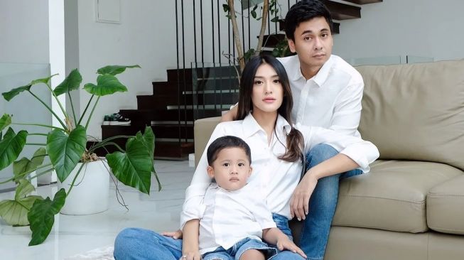 Raditya Dika dan Annisa Aziza bersama anaknya. [Instagram]