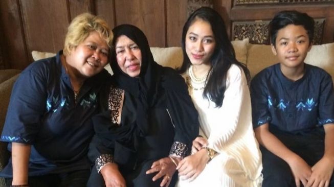 Kebersamaan Seleb dan Anak Angkat (Instagram/@sutykarno)