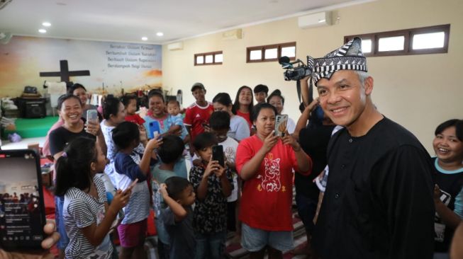 Ganjar Terharu Saat Melihat Warga Kudus Mengungsi di Gereja: Serasa Semuanya Indah