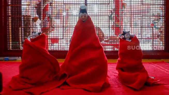 Warga Tionghoa melakukan ritual mandi rupang yakni membersihkan patung dewa dewi di Wihara Amurva Bhumi, Kuningan, Jakarta Selatan, Sabtu (14/1/2023). [Suara.com/Alfian Winanto]