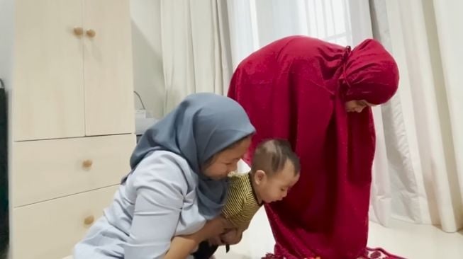  Potret Rayyanza Belajar Salat (YouTube/Rans Entertainment)