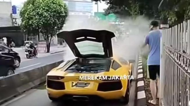Mesin Bermasalah, Mobil Lamborghini Keluarkan Asap di Jalur Bus  Transjakarta Kebon Jeruk - Jakarta