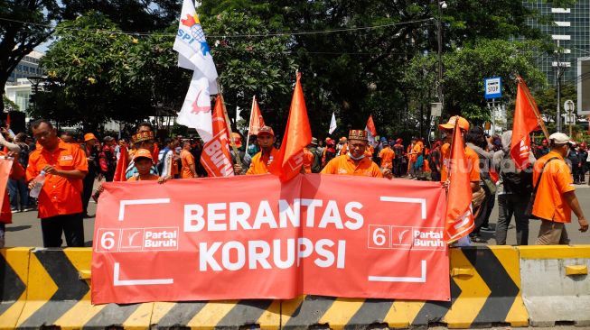 Massa aksi dari Partai Buruh dan beberapa serikat buruh lainnya menggelar aksi di Kawasan Patung Kuda Arjuna, Jakarta Pusat, Sabtu (14/1/2023). [Suara.com/Alfian Winanto]