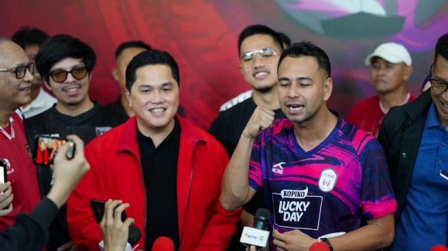 Raffi Ahmad tegaskan dukungan Erick Thohir jadi Ketua Umum PSSI usai serahkan berkas pendaftaran di GBK Arena, Jakarta, Minggu (15/1/2023(Ist)
