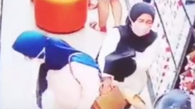 Pelaku Terekam CCTV, Maling Berhijab Hitam Gasak HP di Toko Kawasan Margonda Depok