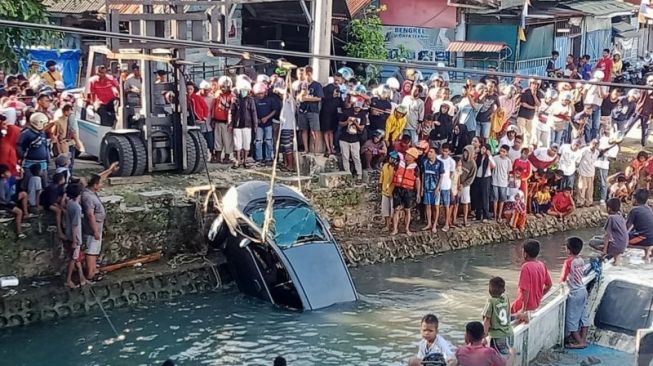 Detik-detik Honda Jazz Terjun Ke Laut Saat Melaju Di Atas Jembatan Gantung Bau-bau