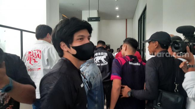 Pemilik FC Bekasi City Atta Halilintar mendampingi Menteri BUMN Erick Thohir mengembalikan berkas sebagai bakal calon ketua umum PSSI, di Kantor PSSI, GBK Arena, Jakarta, Minggu (15/1/2023). (suara.com/Adie Prasetyo Nugraha).