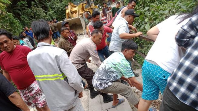 Angkot Jatuh ke Jurang di Simalungun, Satu Penumpang Tewas