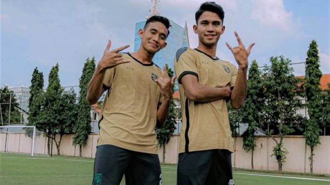 Pemain Persebaya Rizki Ridho (kiri) dan Marselino Ferdinan (kanan) berpose saat latihan bersama di Lapangan Polda Jatim, Surabaya, Jumat (13/1/2023). (ANTARA/HO-Official Persebaya)