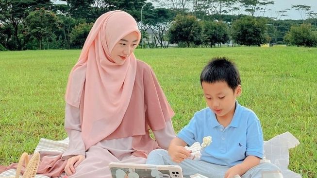 Larissa Chou Meminta Izin ke Anak Untuk Menikah Lagi: 4 Hal Ini Perlu Jadi Perhatian Sebelum Punya Komitmen Baru