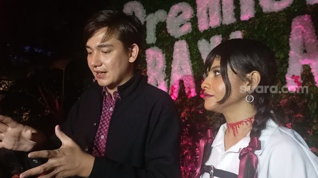 Adipati Dolken dan Sara Fajira yang membintangi film Bayi Ajaib ditemui di Duren Tiga, Jakarta Selatan pada Jumat (13/1/2023) [Suara.com/Rena Pangesti]