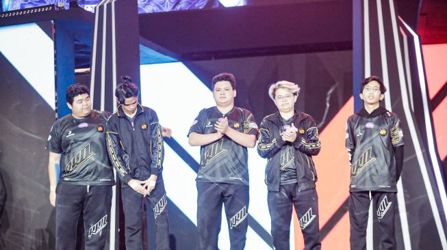 RRQ Hoshi menelan kekalahan dari Echo dengan skor 1-3 di turnamen M4 World Championship Mobile Legends: Bang-Bang, Sabtu (14/1/2023). [Facebook Team RRQ]