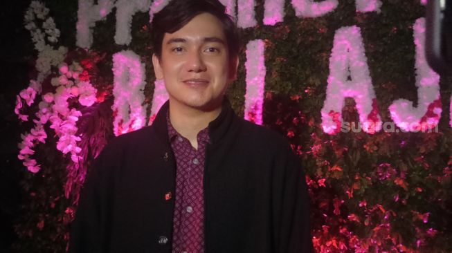 Adipati Dolken Beberkan Keunikan Film Bayi Ajaib, Dukunnya Beda