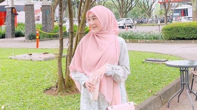 Larissa Chou Pakai Celana Tanpa Rok Dibonceng Ikram Rosadi Naik Sepeda Listrik, Apa Boleh Muslimah Berpakaian Begitu?