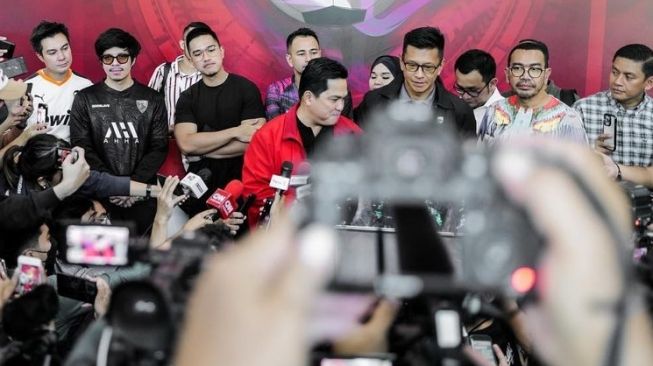 Momen Artis dan Youtuber antar Erick Thohir Daftar Ketum PSSI (Instagram/@attahalilintar)