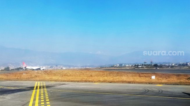 Suasana bandara internasional Tribhuvan Airport di Kathmandu, ibu kota Nepal dengan pemandangan western rim Sagarmatha National Park (Mount Everest) di kejauhan [Suara.com/CNR ukirsari].