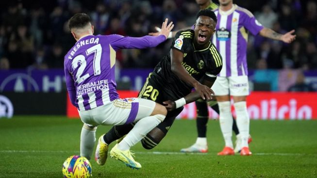 Pemain Real Valladolid Ivan Fresneda berebut bola dengan pemain Real Madrid Vinicius Junior (jersey hitam) dalam pertandingan La Liga pada 30 Desember 2022 di Stadion Nuevo Jose Zorilla. [AFP]