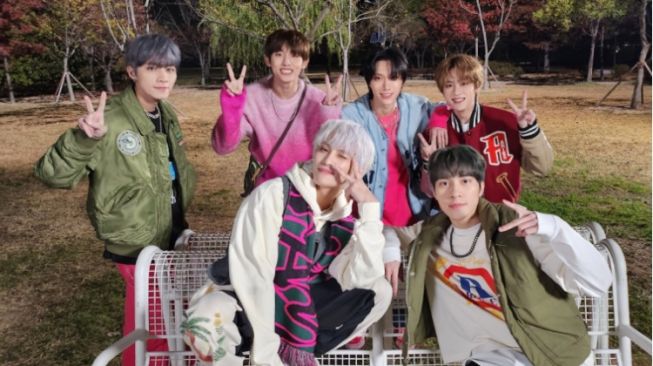 WayV Tampilkan Vokal dan Harmonisasi Indah Lewat Live Clip 'Broken Love'