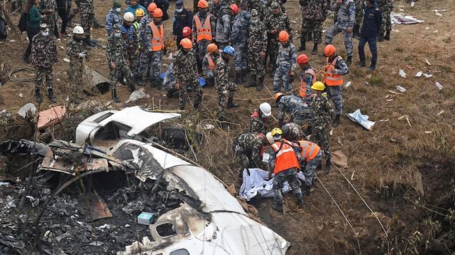 Tim penyelamat bersiap untuk membawa jenazah korban yang tewas dalam kecelakaan pesawat Yeti Airlines di Pokhara, Nepal, Senin (16/1/2023). [PRAKASH MATHEMA/AFP]