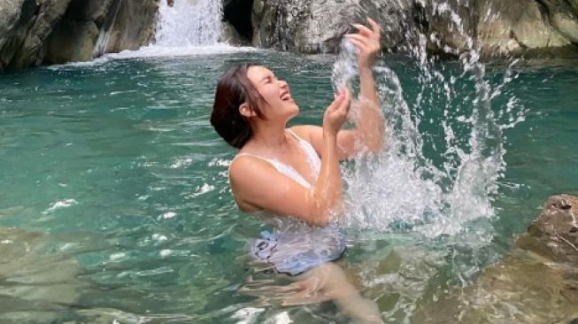 Artis Main di Air Terjun (Instagram/@lunamaya)