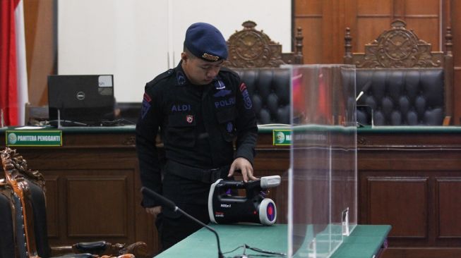 Personel Detasemen Gegana Satbrimob Polda Jawa Timur melakukan sterilisasi di sejumlah ruang sidang PN Surabaya dalam rangka mengamankan jalannya sidang kasus tragedi Stadion Kanjuruhan Malang. [ANTARA FOTO/Didik Suhartono].