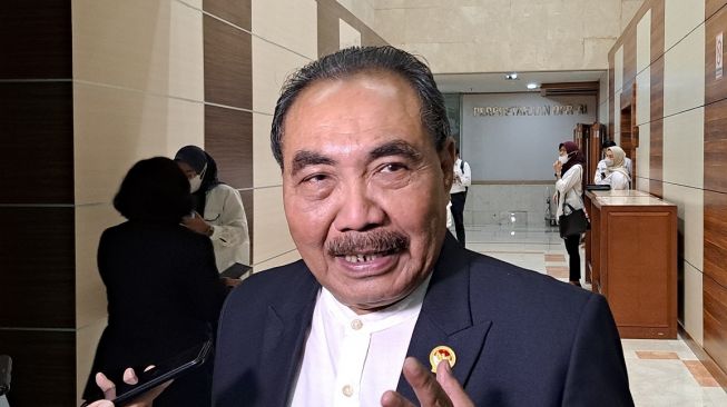 Ketua LPSK Hasto Atmojo Suroyo di DPR RI, Senayan, Jakarta, Senin (16/1/2023). [Suara.com/Novian]
