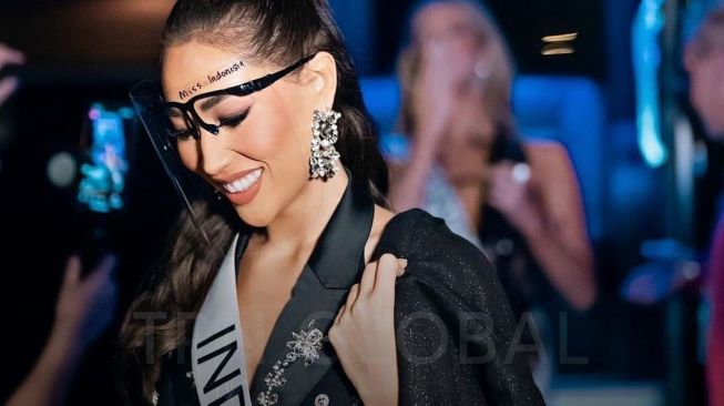 Potret Laksmi De-Neefe di Ajang Miss Universe (Instagram/@officialputeriindonesia)