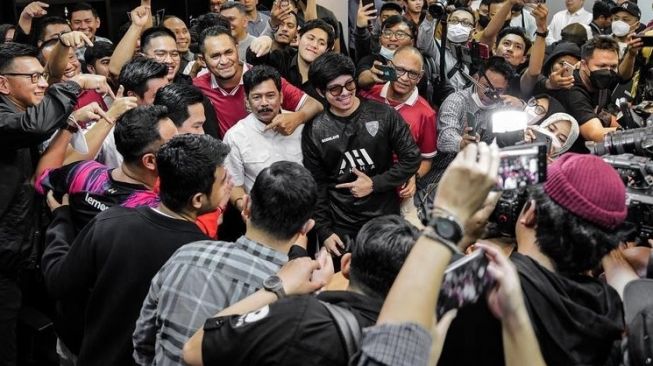 Momen Artis dan Youtuber antar Erick Thohir Daftar Ketum PSSI (Instagram/@attahalilintar)