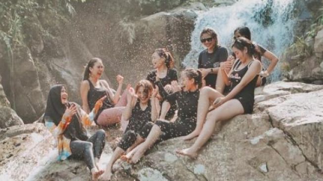 Artis Main di Air Terjun (Instagram/@lunamaya)