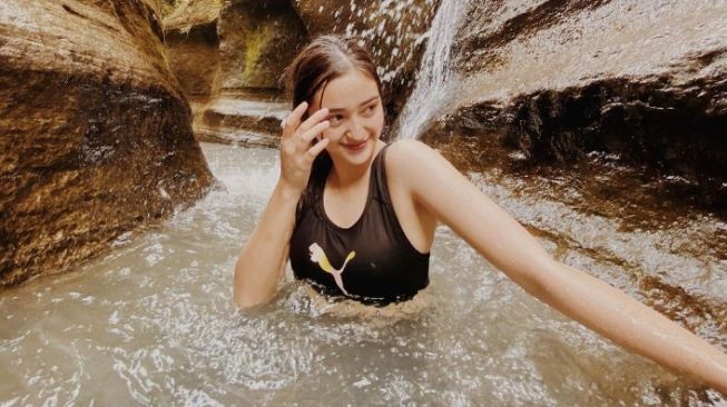 Artis Main di Air Terjun (Instagram/@lunamaya)