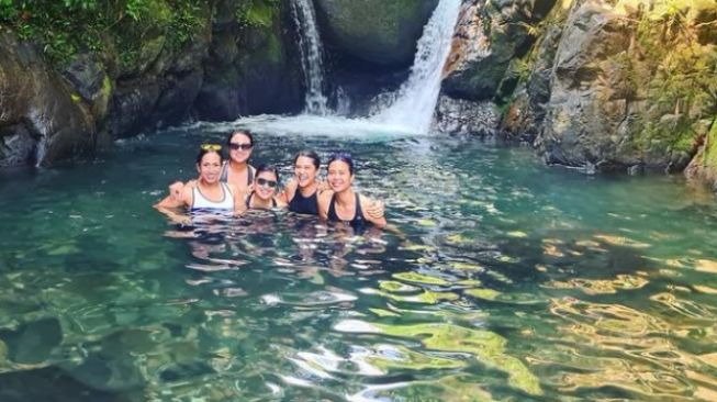 Artis Main di Air Terjun (Instagram/@lunamaya)