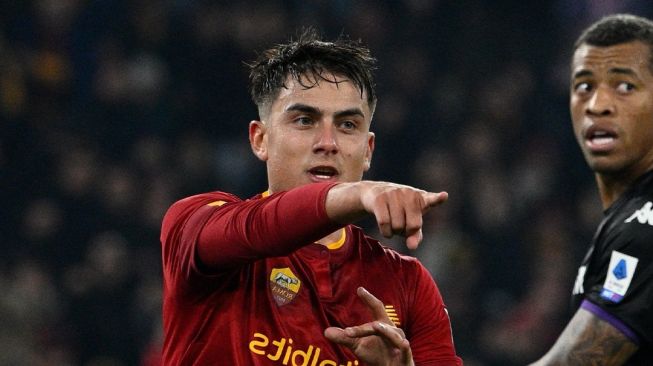 Striker AS Roma, Paulo Dybala melakukan selebrasi usai mencetak gol dalam pertandingan pekan ke-18 Liga Italia 2022-2023 antara AS Roma vs Fiorentina di Stadion Olimpico, Roma, Senin (16/1/2023) dini hari WIB. [Twitter/@SerieA_EN]