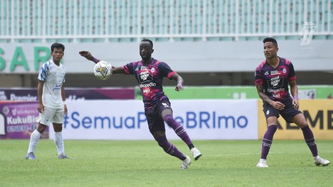 Pemain RANS Nusantara FC Makan Konate mengontrol bola. [Foto: Liga Indonesia Baru]