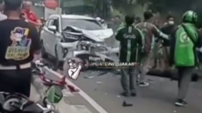 Tabrak Pembatas Jalan Seorang Pengendara Motor Alami Luka Usai Terseruduk Mobil