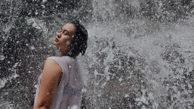 Artis Main di Air Terjun (Instagram/@lunamaya)