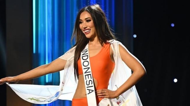 Potret Laksmi De-Neefe di Ajang Miss Universe (Instagram/@officialputeriindonesia)