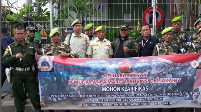 Foto Rizky Billar Disobek, Ayah Bersama Sebuah Ormas Geruduk Gedung Indosiar