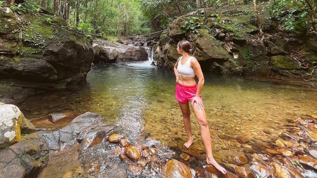 Artis Main di Air Terjun (Instagram/@lunamaya)