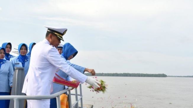 Lanal Banjarmasin Tabur Bunga di Perairan Muara Sungai Barito