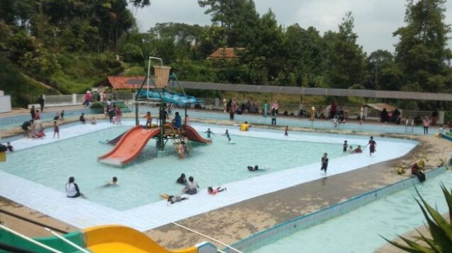 Puas! Berenang di Wisata Alam Pangjugjugan Sumedang