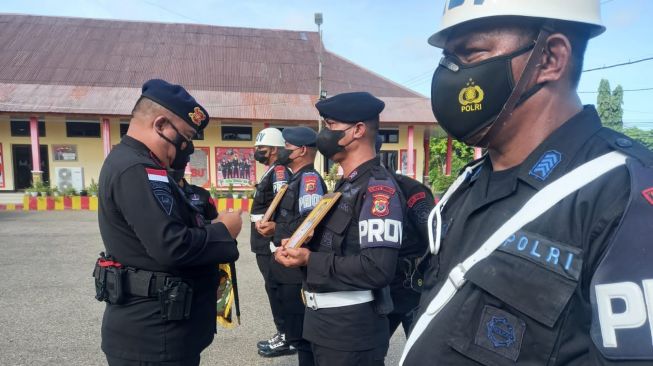 Tinggalkan Tugas, Dua Anggota Satuan Brimob Polda NTT Dipecat