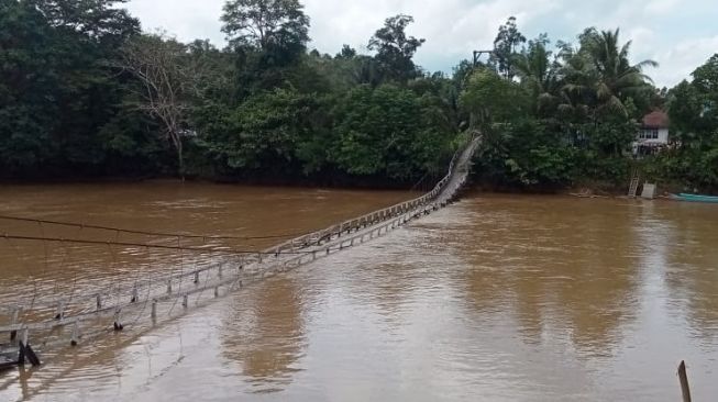 Jembatan Gantung di Melawi Mendadak Ambruk, Warga Berharap Pemerintah Cepat Beri Penanganan