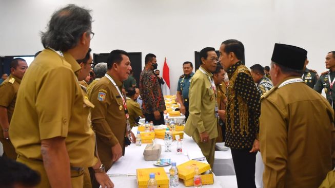 Presiden Joko Widodo atau Jokowi menyapa kepala daerah dan forum komunikasi pimpinan daerah (Forkopimda) Se-Indonesia di Sentul International Convention Centre (SICC), Kabupaten Bogor, Jawa Barat, Selasa (17/1/2023). (Laily Rachev - Biro Pers Sekretariat Presiden)