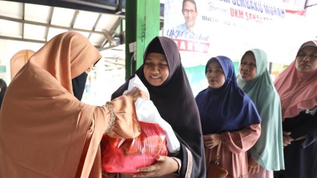 Ratusan Paket Sembako Ludes Oleh Emak-emak di Bazar Sembako Murah UKM Sahabat SandiUno